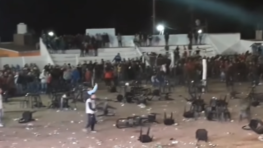 Batalla campal en un recital de La Mona Jiménez: piedras, sillazos y detenidos en Córdoba