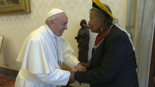 El papa Francisco recibió a líder indígena Raoni