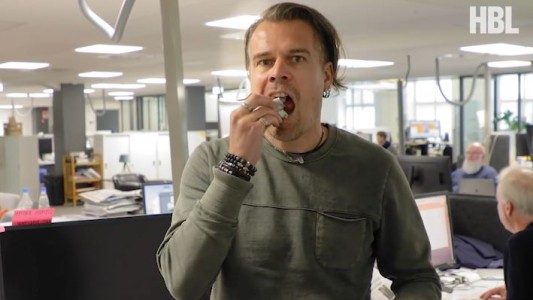 Un periodista "se come" sus propias palabras