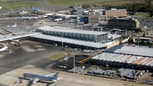 Por la niebla, suspenden las operaciones del Aeropuerto de Ezeiza: hay desvíos y demoras