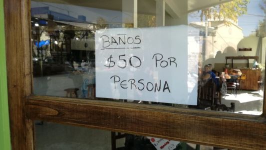 ¿Cuánto pagarías por usar el baño en un bar? El debate llega a la Legislatura porteña