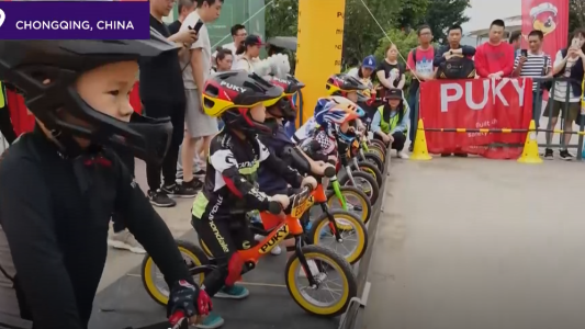 Furor en China por las carreras de bicicletas sin pedales