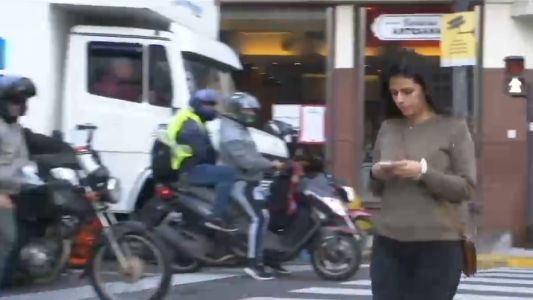 Multas para las personas que crucen la calle usando el celular... ¿funcionará?