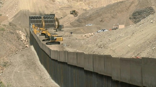 Insólito: seguidores de Trump construyen muro "privado" en frontera con México