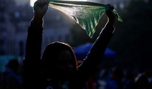 Denunciaron que un colegio de Salta amonestó a nueve alumnas por usar el pañuelo verde