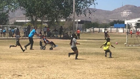 Directo al corazón: el padre que empuja la silla de ruedas de su hijo para que pueda jugar al fútbol con sus amigos