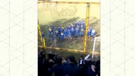 A los tiros en la cancha: así despiden a un barra de Dock Sud