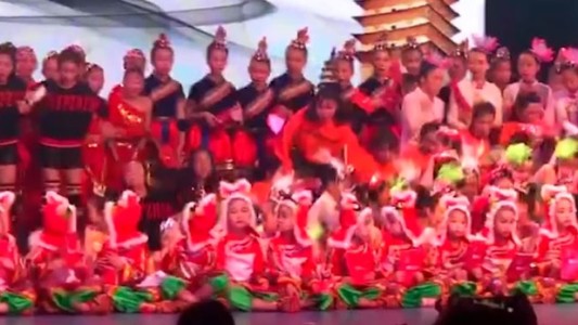 Un escenario se desplomó en un festival de niños, 14 fueron internados y uno murió