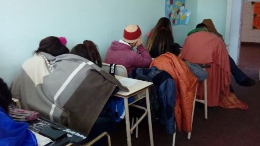 Los chicos van con frazadas a la escuela porque no hay vidrios