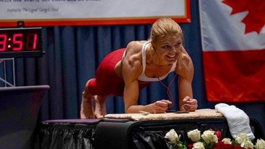 Abdominales de hierro: la mujer que batió el récord de plancha