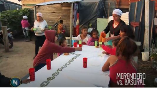 Dos enfermeros de la Cruz Roja fundaron un comedor para evitar que los chicos coman de un basural