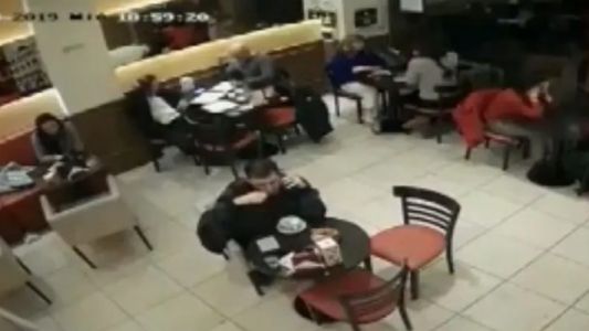 Video: robo "en manada" en un bar de Caballito en 33 segundos