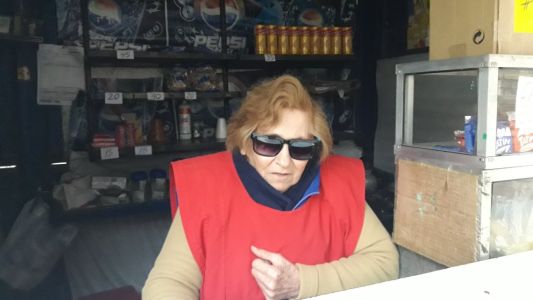 Le robaron hasta el papel higiénico a mujer ciega de 84 años que vende café