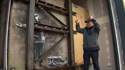 Operativo de seguridad para trasladar un mural de Bansky