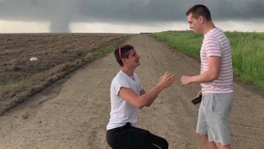 "Los dos amores de mi vida": meteorólogo le pide matrimonio a su novio frente a un tornado