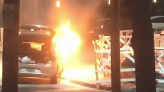 Se prendió fuego un auto de Uber con dos pasajeras adentro