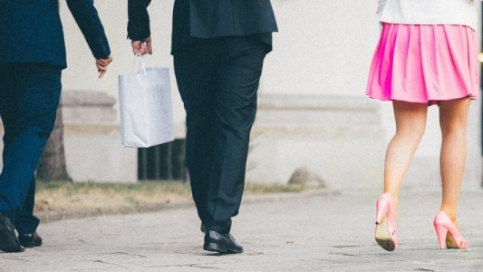 Una empresa rusa ofrece un pago extra a sus empleadas que vayan en pollera y maquilladas