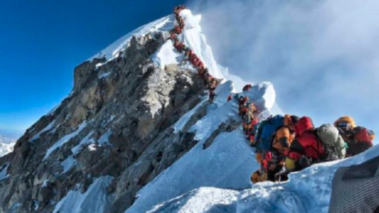 Apareció otro video del Everest colapsado de montañistas