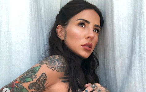 Cande Tinelli lo hizo de nuevo: foto en topless recién salida de la ducha