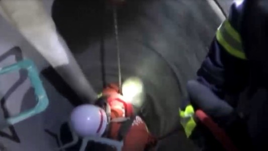 Lo rescataron de un pozo de nueve metros de profundidad