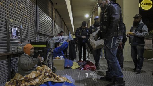 El club de barbudos caritativos: salen por Buenos Aires para ayudar a los indigentes