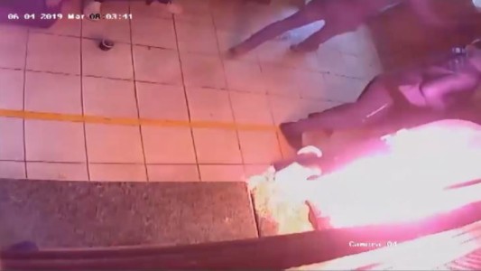 El momento en que delincuentes incendian un local con empleados adentro
