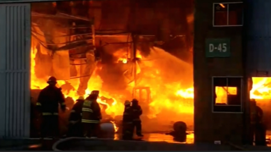 Explosión e incendio descontrolado en una bodega