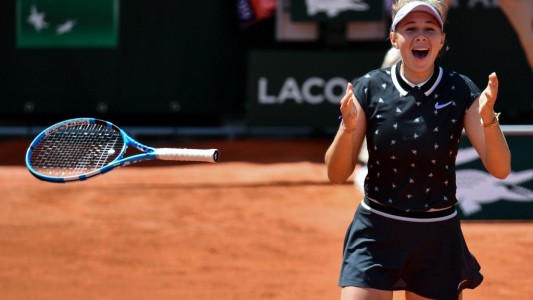 Amanda Anisimova dio el golpe en Roland Garros: con 17 años, eliminó a Simona Halep y se metió en semifinal