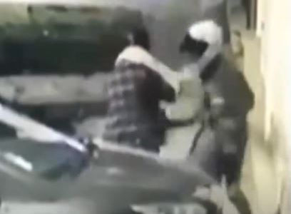 Video: motochorros le robaron hasta la bufanda a una transeúnte
