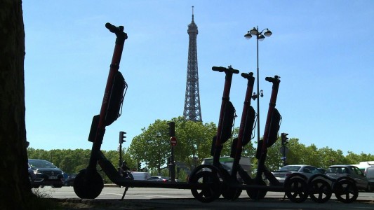 París intenta reglamentar el uso de las patinetas eléctricas