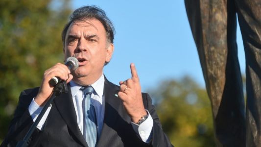 Video: el momento en el que motochorros le robaron el celular a Luis Otero