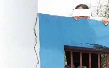 La mamá que se trepa a la medianera de la escuela para poder ver a sus hijos