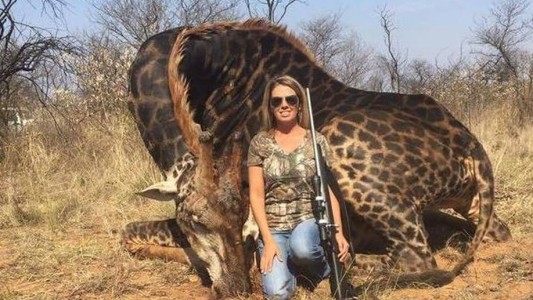 La cazadora que se hizo viral por matar una jirafa negra y está "orgullosa" de haber apretado el gatillo