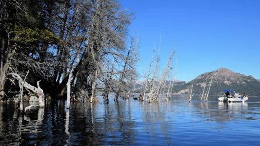 Riesgo de tsunami en un lago argentino: sus aguas se están "comiendo" a una montaña