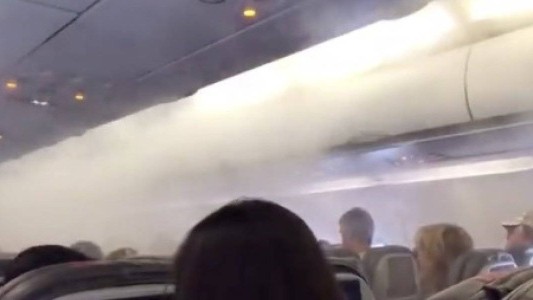 Video viral: el extraño caso de las nubes que se formaron adentro de un avión