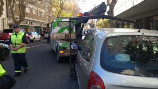 Estacionó en doble fila, quiso atropellar al oficial de tránsito y se atrincheró en el auto