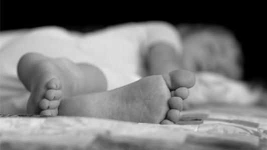 Un nene de 2 años se cayó de la sillita, se golpeó la cabeza y murió en el acto