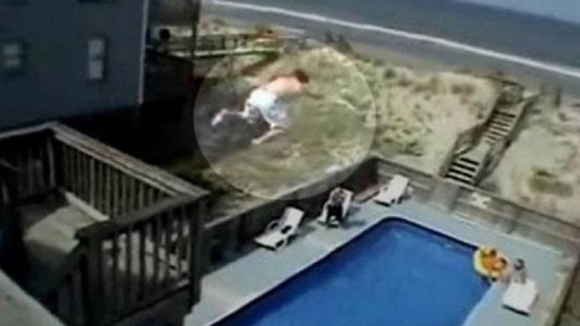 Intentó hacer "balconing", cayó al vacío y murió