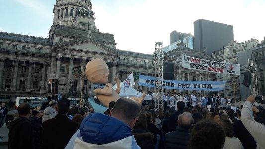 Los pañuelos celestes marcharon en apoyo al ginecólogo que se negó a hacer un aborto