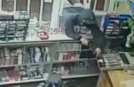 Video: ladrón contorsionista vacía la caja de un kiosco de Virreyes