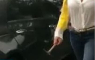 Conductora furiosa atacó un auto a martillazos: "¡Si vas a 20km/h, te corrés así paso!"