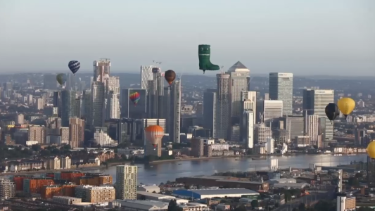 El cielo gris de Londres se llenó de colores