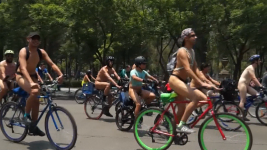 Ciclistas desnudos reclaman seguridad