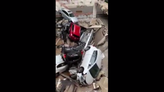 El momento en que grúa colapsa sobre edificio residencial