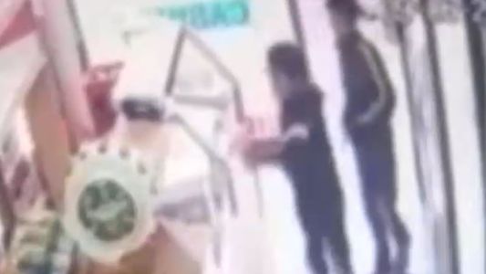 Dos nenes amenazaron con armas a un kioskero que no quiso venderles "papelillos"
