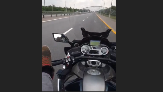 Se grabó manejando su moto con los pies y murió horas después en un accidente