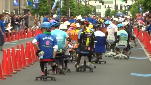 La carrera de sillas de oficina que es furor en Japón