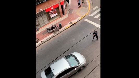 Video: el momento en que un policía logró frenar la fuga de cuatro delincuentes