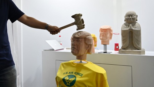Golpear a Trump con un martillo: práctica contra el estrés en plena guerra comercial EE.UU.-China
