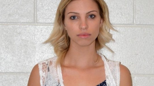 Los chats prohibidos entre la maestra y el alumno de 13 años con el que tuvo sexo